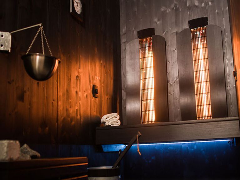 Dark sauna by Carmenta Wellness